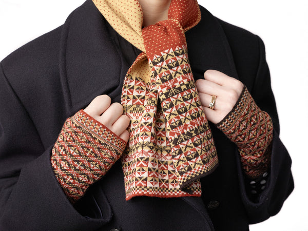 Design 4 -  Heritage Wristwarmers in delicate all-over pattern - BAKKA