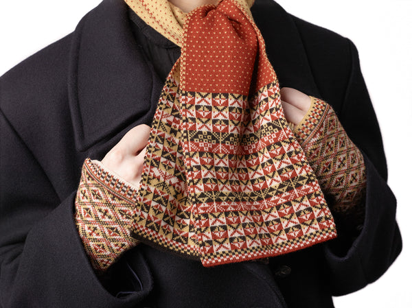 Design 4 -  Heritage Wristwarmers in delicate all-over pattern - BAKKA