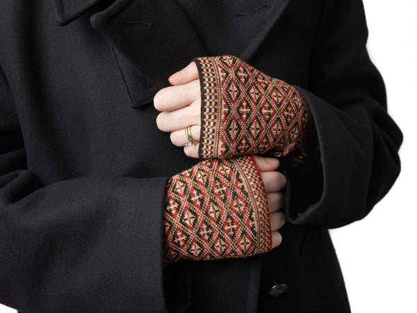 Design 4 -  Heritage Wristwarmers in delicate all-over pattern - BAKKA